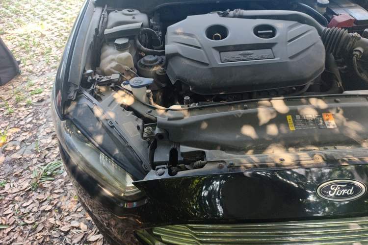 Used Ford Mondeo 2013 2.0L GTDi 200 Luxury Model Engine Bay Right