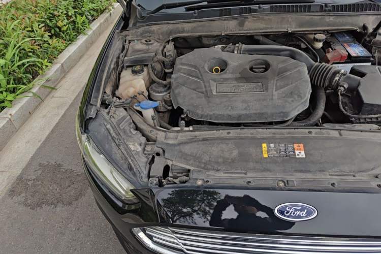 Used Ford Mondeo 2013 2.0L GTDi240 Luxury Sport Model Engine Bay Right