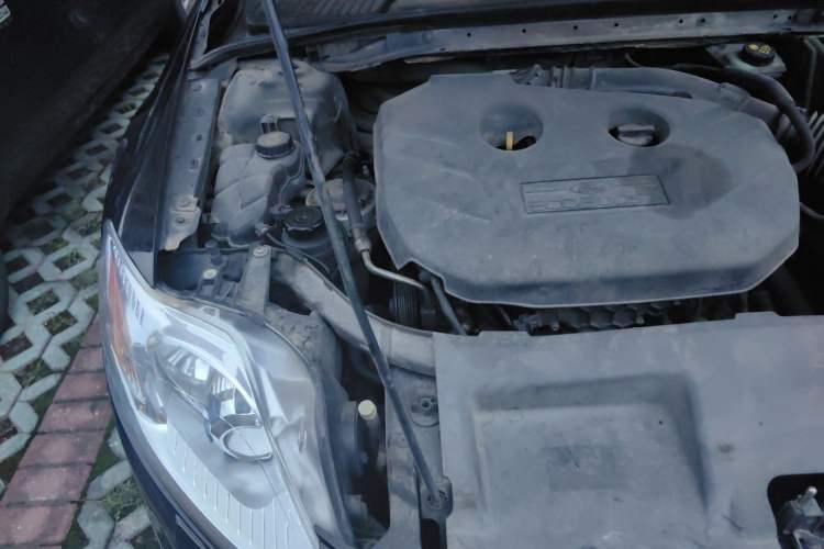 Used Ford Mondeo 2013 2.0L GTDi 200 Luxury Model Engine Bay Right