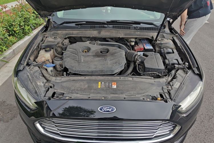 Used Ford Mondeo 2013 2.0L GTDi240 Luxury Sport Model Engine Bay