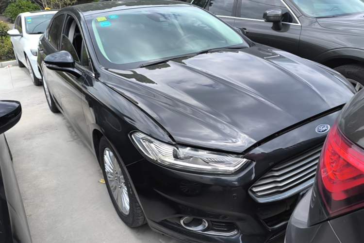 Used Ford Mondeo 2013 2.0L GTDi 200 Luxury Model Front Right 45 Deg
