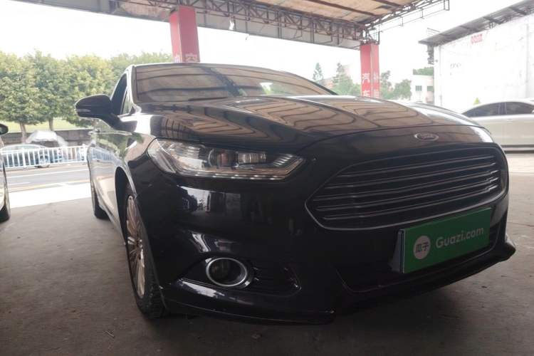 Used Ford Mondeo 2013 2.0L GTDi 200 Luxury Model Front Right 45 Deg