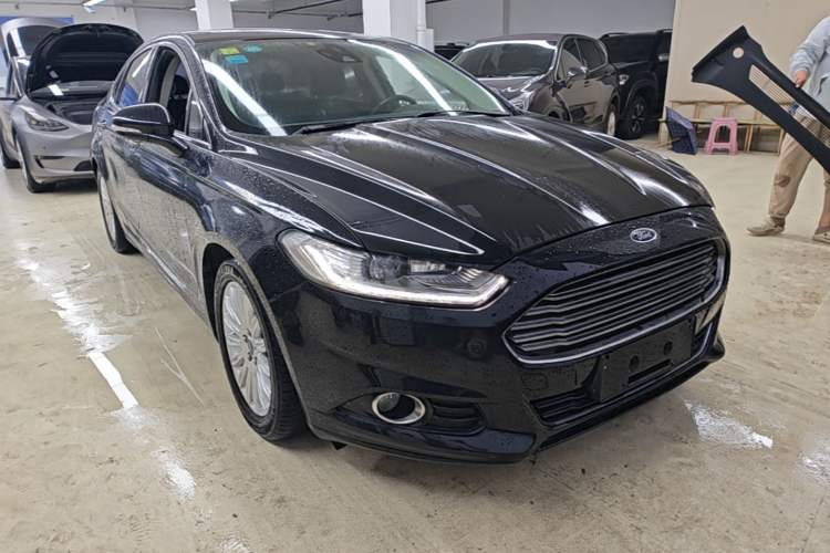 Used Ford Mondeo 2013 2.0L GTDi 200 Luxury Model Front Right 45 Deg