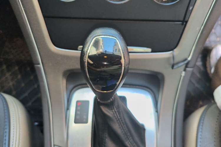 Used Ford Mondeo 2013 2.3L Fashion Edition Gear Lever