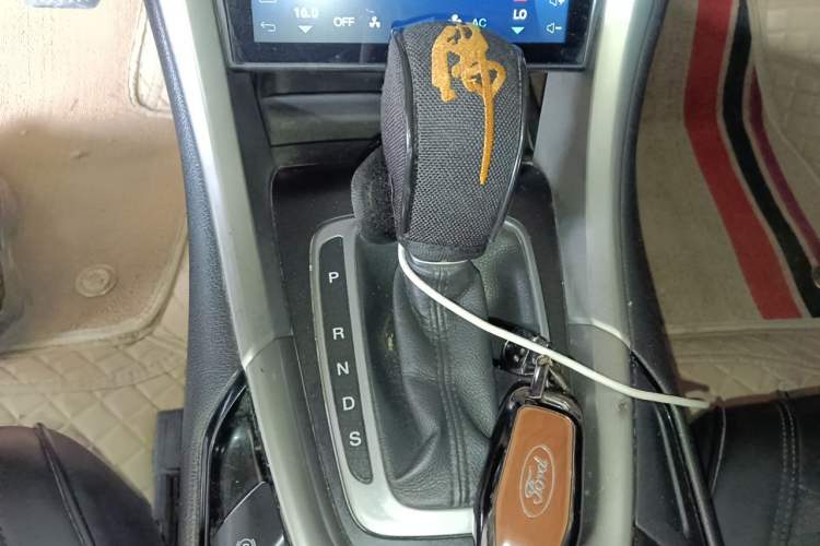 Used Ford Mondeo 2013 2.0L GTDi 200 Fashion Edition Gear Lever