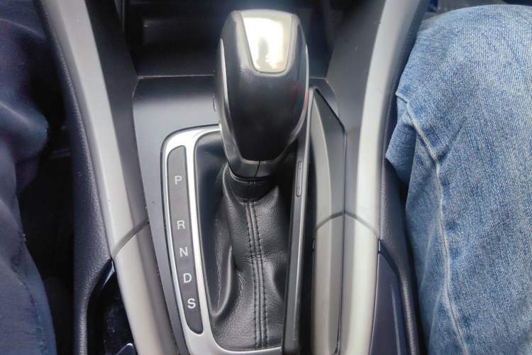 Used Ford Mondeo 2013 2.0L GTDi 200 Luxury Model Gear Lever