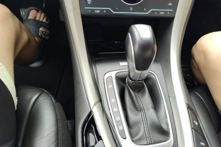 Used Ford Mondeo 2013 2.0L GTDi240 Flagship Edition Gear Lever