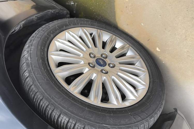 Used Ford Mondeo 2013 2.0L GTDi 200 Luxury Model Left Front Wheel Hub