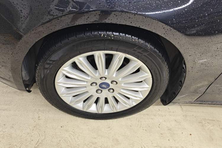 Used Ford Mondeo 2013 2.0L GTDi 200 Luxury Model Left Front Wheel Hub