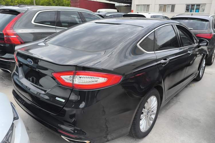 Used Ford Mondeo 2013 2.0L GTDi 200 Luxury Model Rear Right 45 Deg