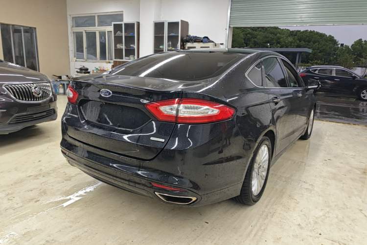 Used Ford Mondeo 2013 2.0L GTDi 200 Luxury Model Rear Right 45 Deg