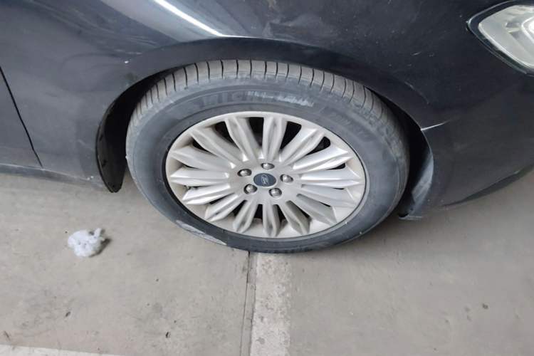 Used Ford Mondeo 2013 2.0L GTDi 200 Fashion Edition Right Front Wheel Hub