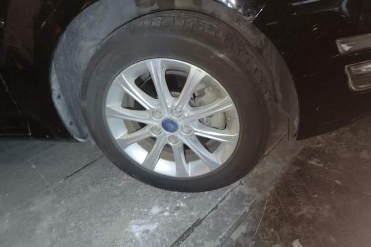 Used Ford Mondeo 2013 2.3L Fashion Edition Right Front Wheel Hub