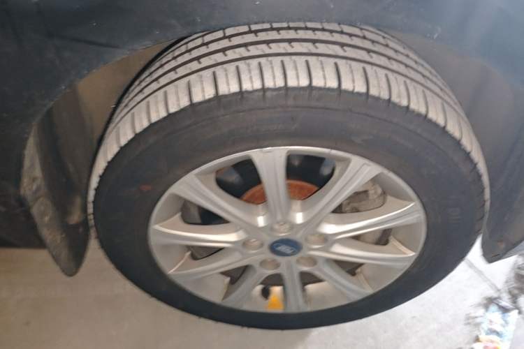 Used Ford Mondeo 2013 2.3L Fashion Edition Right Front Wheel Hub