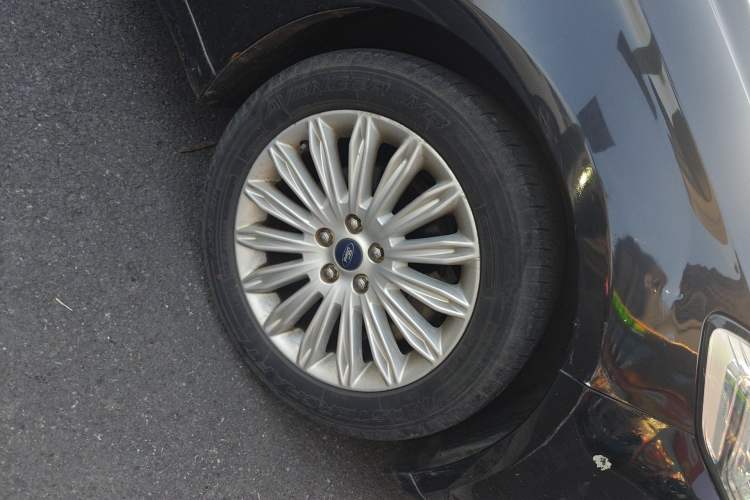 Used Ford Mondeo 2013 2.0L GTDi 200 Luxury Model Right Front Wheel Hub