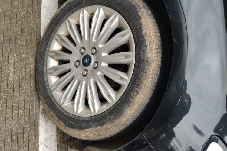 Used Ford Mondeo 2013 2.0L GTDi 200 Luxury Model Right Front Wheel Hub