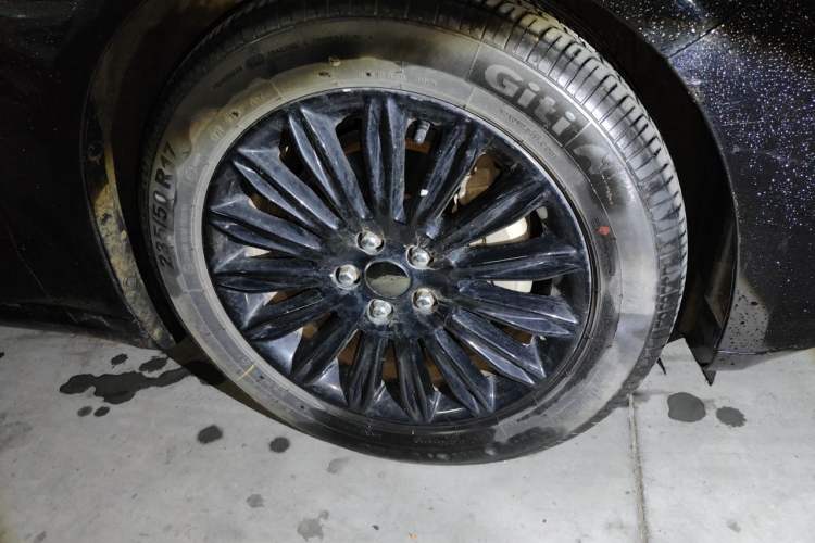 Used Ford Mondeo 2013 2.0L GTDi 200 Luxury Model Right Front Wheel Hub