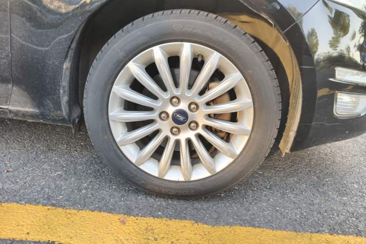 Used Ford Mondeo 2013 2.3L Luxury Model Right Front Wheel Hub