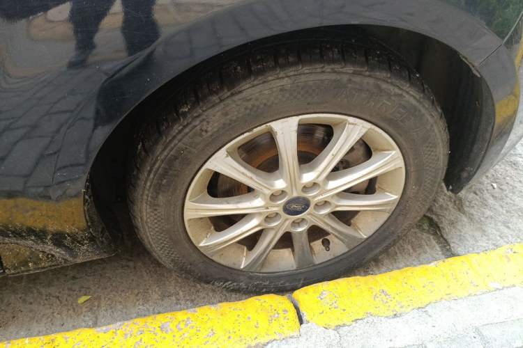 Used Ford Mondeo 2013 2.3L Fashion Edition Right Front Wheel Hub