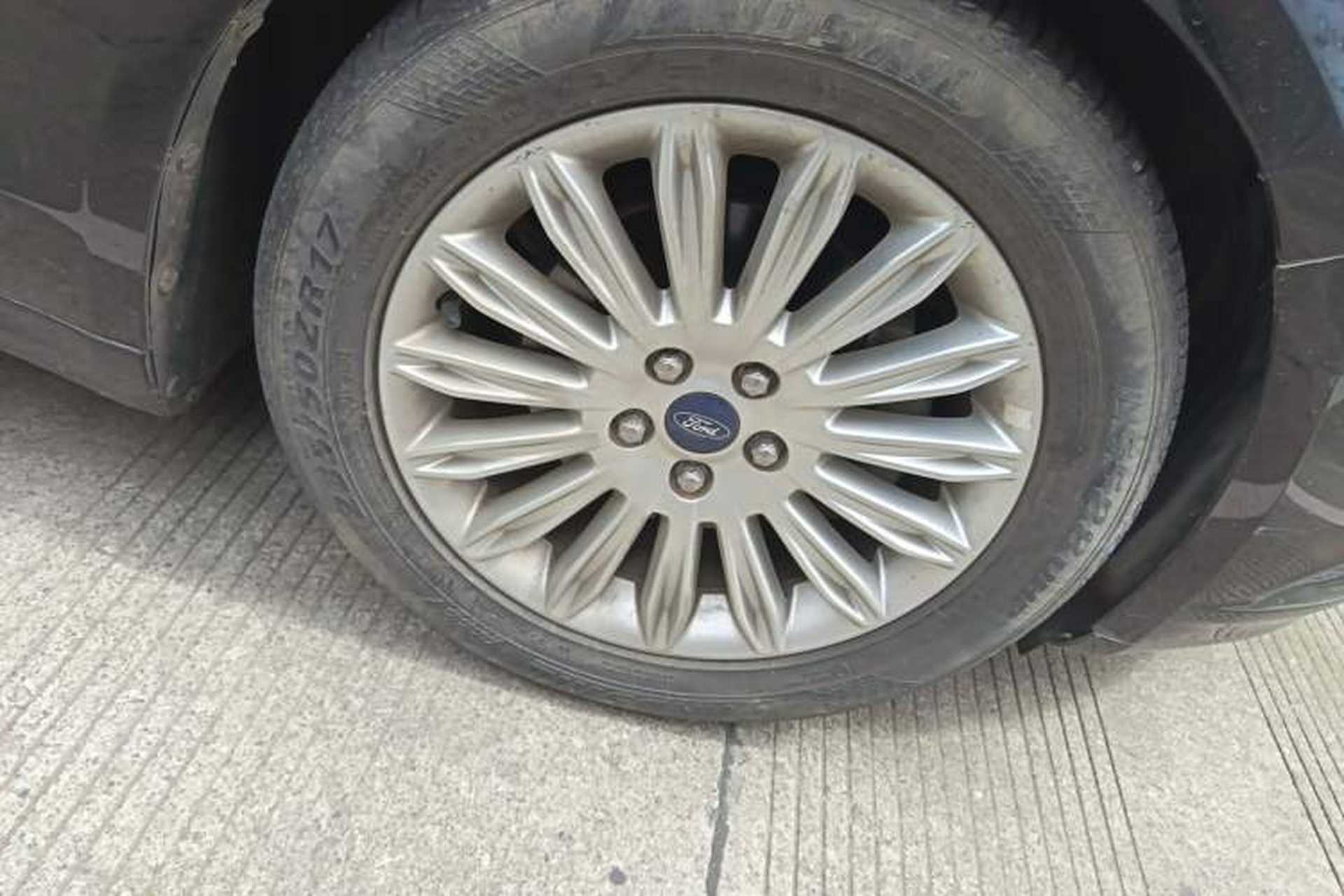Used Ford Mondeo 2013 2.0L GTDi 200 Fashion Edition Right Front Wheel Hub