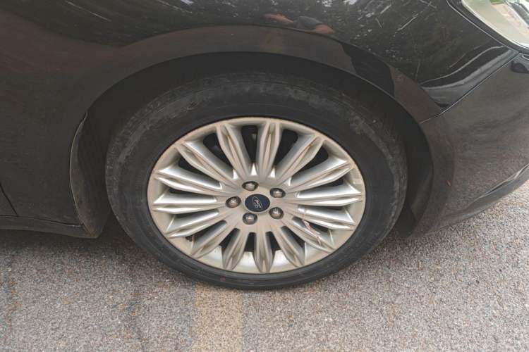 Used Ford Mondeo 2013 2.0L GTDi 200 Luxury Model Right Front Wheel Hub