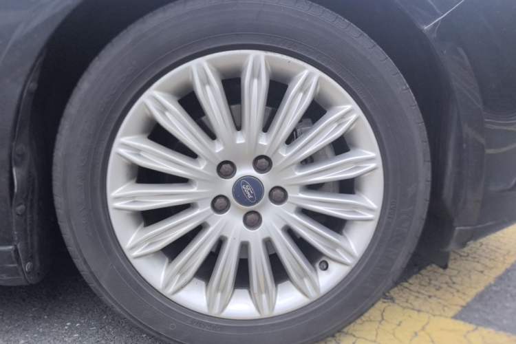 Used Ford Mondeo 2013 2.0L GTDi 200 Fashion Edition Right Front Wheel Hub