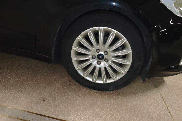 Used Ford Mondeo 2013 2.0L GTDi 200 Fashion Edition Right Front Wheel Hub