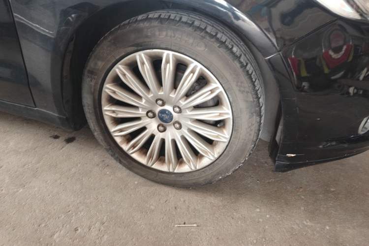 Used Ford Mondeo 2013 2.0L GTDi 200 Luxury Model Right Front Wheel Hub