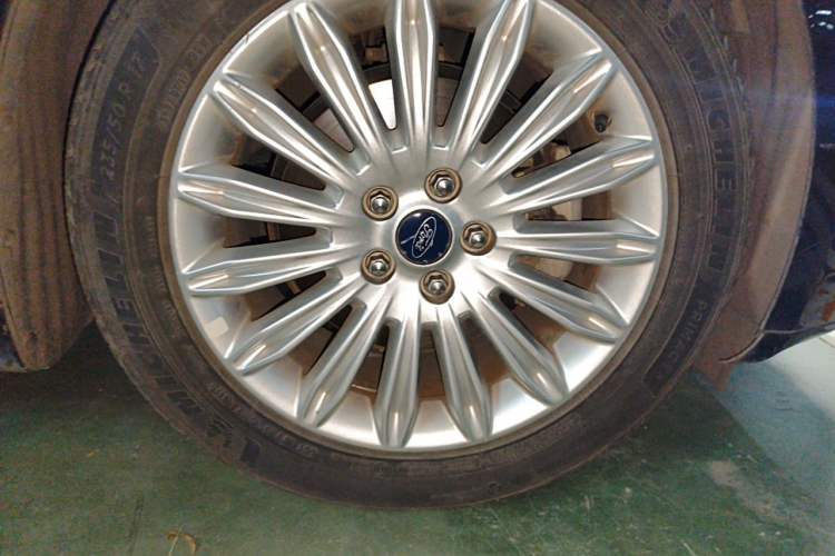 Used Ford Mondeo 2013 2.0L GTDi 200 Luxury Model Right Front Wheel Hub