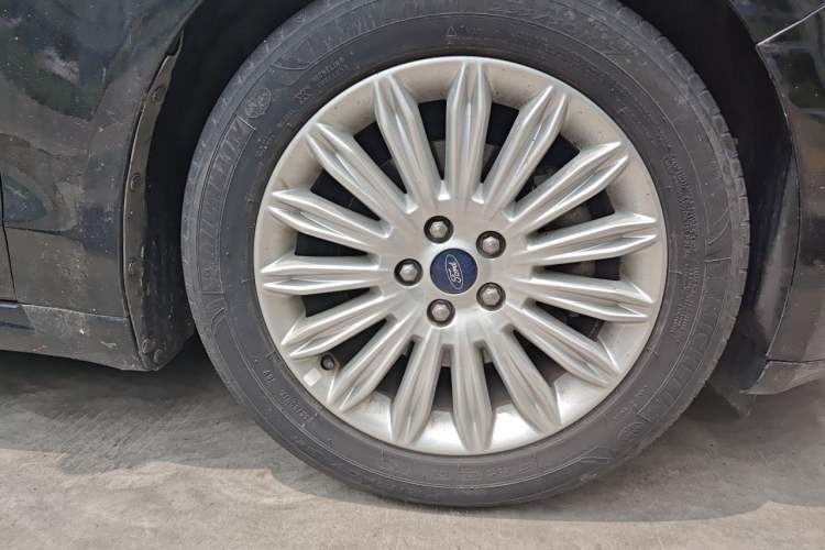 Used Ford Mondeo 2013 2.0L GTDi 200 Fashion Edition Right Front Wheel Hub