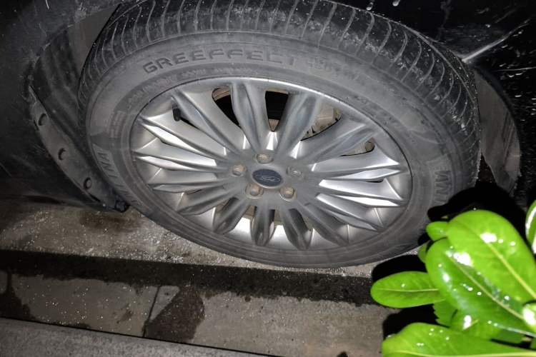 Used Ford Mondeo 2013 2.0L GTDi 200 Luxury Model Right Front Wheel Hub