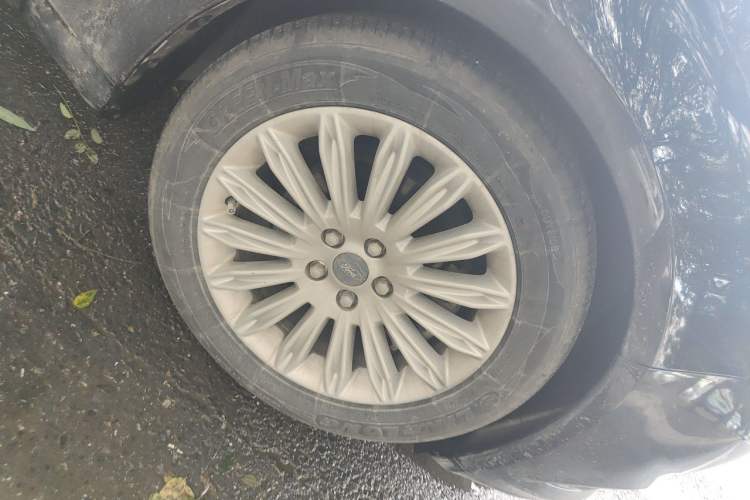 Used Ford Mondeo 2013 2.0L GTDi 200 Luxury Model Right Front Wheel Hub