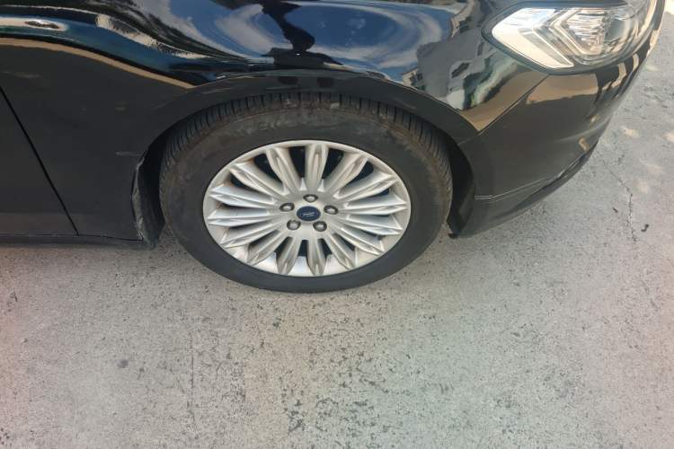 Used Ford Mondeo 2013 2.0L GTDi 200 Luxury Model Right Front Wheel Hub