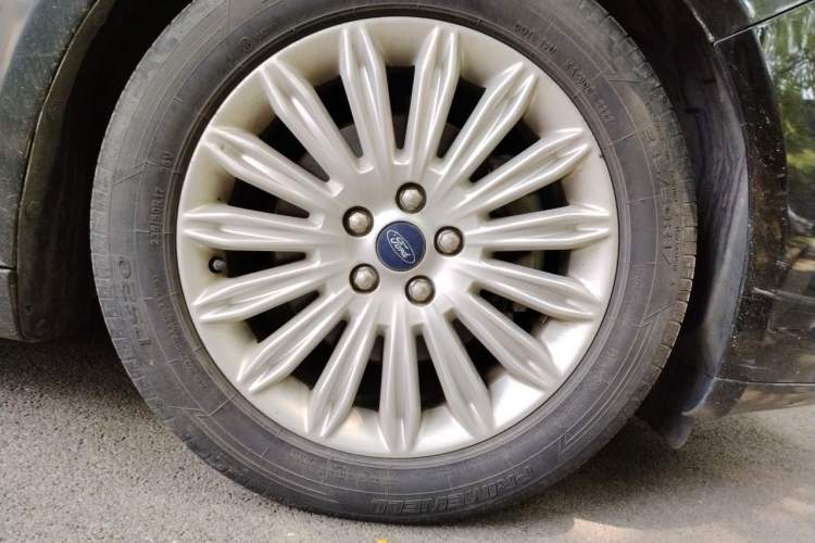 Used Ford Mondeo 2013 2.0L GTDi 200 Luxury Model Right Front Wheel Hub