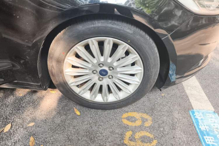 Used Ford Mondeo 2013 2.0L GTDi 200 Fashion Edition Right Front Wheel Hub