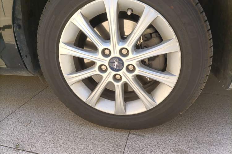 Used Ford Mondeo 2013 2.3L Fashion Edition Right Front Wheel Hub