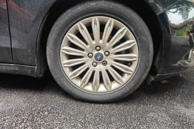Used Ford Mondeo 2013 2.0L GTDi 200 Fashion Edition Right Front Wheel Hub