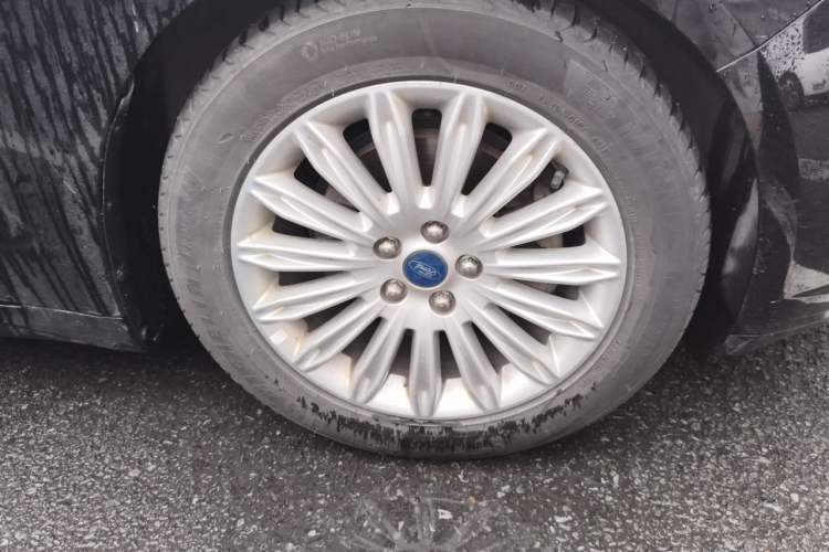 Used Ford Mondeo 2013 2.0L GTDi 200 Luxury Model Right Front Wheel Hub