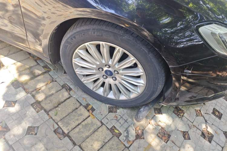 Used Ford Mondeo 2013 2.0L GTDi 200 Luxury Model Right Front Wheel Hub