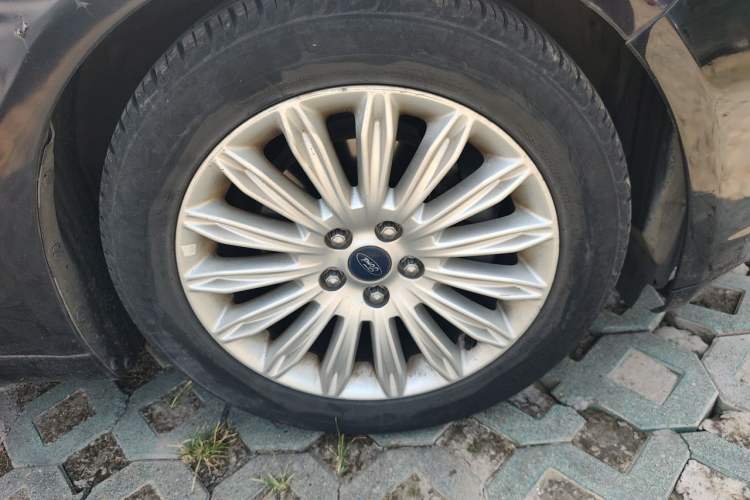 Used Ford Mondeo 2013 2.0L GTDi 200 Luxury Model Right Front Wheel Hub