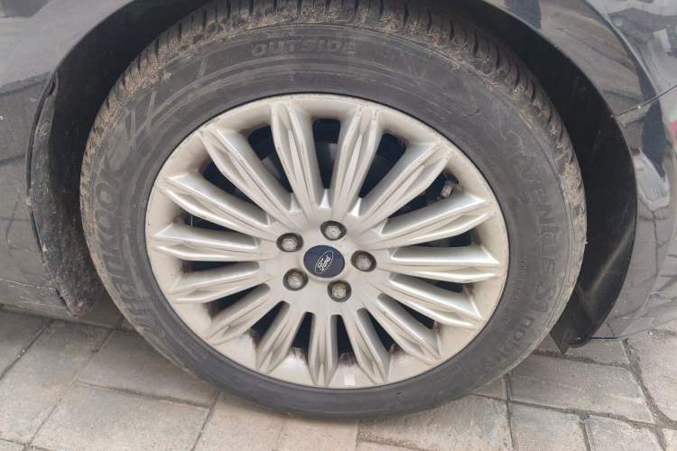 Used Ford Mondeo 2013 2.0L GTDi 200 Luxury Model Right Front Wheel Hub