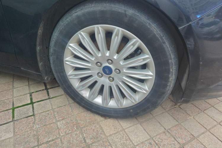 Used Ford Mondeo 2013 2.0L GTDi 200 Fashion Edition Right Front Wheel Hub
