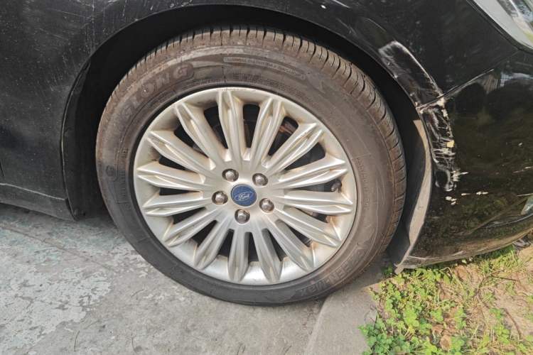 Used Ford Mondeo 2013 2.0L GTDi240 Ultimate Edition Right Front Wheel Hub