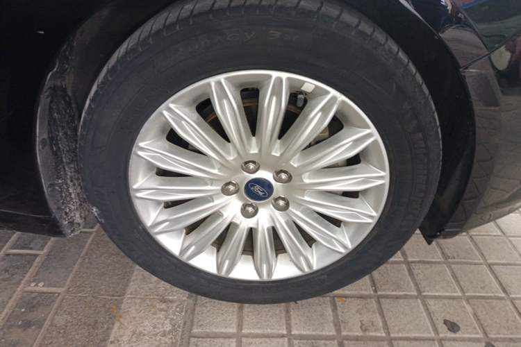 Used Ford Mondeo 2013 2.0L GTDi 200 Fashion Edition Right Front Wheel Hub