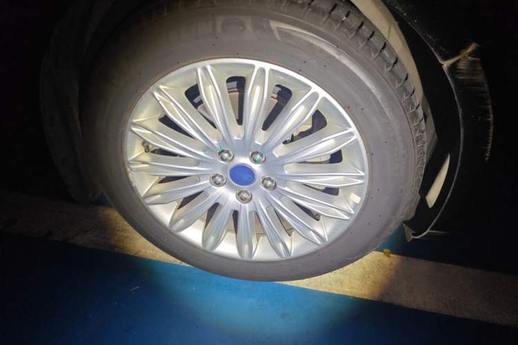 Used Ford Mondeo 2013 2.0L GTDi 200 Fashion Edition Right Front Wheel Hub