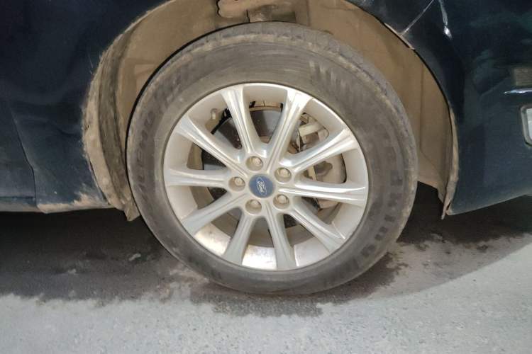 Used Ford Mondeo 2013 2.3L Fashion Edition Right Front Wheel Hub