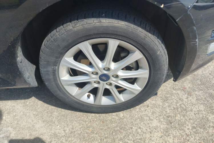 Used Ford Mondeo 2013 2.3L Fashion Edition Right Front Wheel Hub