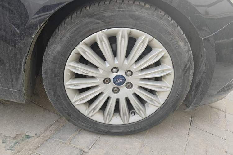 Used Ford Mondeo 2013 2.0L GTDi 200 Luxury Model Right Front Wheel Hub