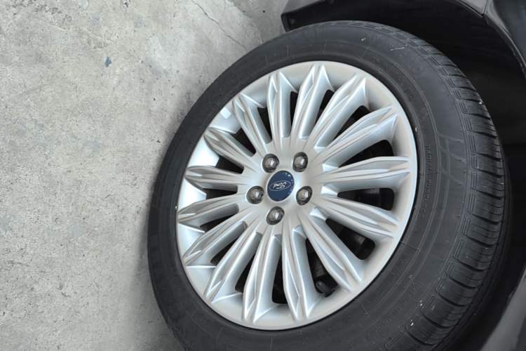 Used Ford Mondeo 2013 2.0L GTDi 200 Luxury Model Right Rear Wheel Hub