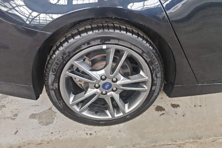 Used Ford Mondeo 2013 2.0L GTDi240 Luxury Sport Model Right Rear Wheel Hub